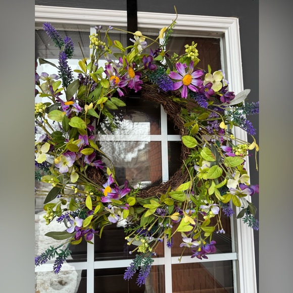 Faux floral wreath - Picture 3 of 3